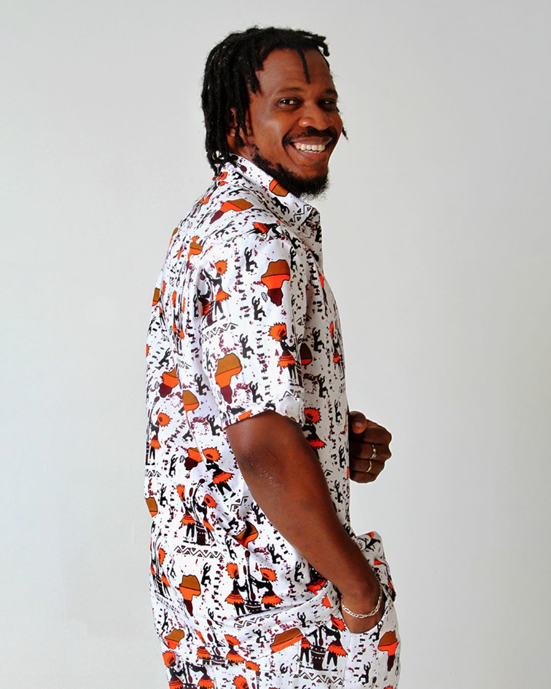 Na foto, Osvaldo, fundador da marca, veste com orgulho as peças exclusivas da coleção – cada detalhe representa a riqueza cultural que inspira a Catumbela.

Aqui, você encontra:
🔥 Tecidos Africanos (wax, bogolan, kente)
👔 Moda Masculina – camisas e conjuntos com identidade forte
👗 Moda Feminina – vestidos e peças que celebram sua essência